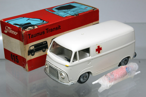 ミニカーショップ ケンボックス 外国モデル 415 Taunus Transit救急車 Tekno 赤色灯欠minicar Shop Kenbox Tomica