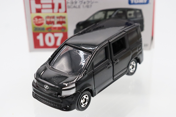 ミニカーショップ ケンボックス トミカ 赤箱☆107☆トヨタヴォクシー  ※TAKARATOMYロゴ・2008年新車シール・箱少スレ・買取品・現状渡しMinicar shop KENBOX TOMICA