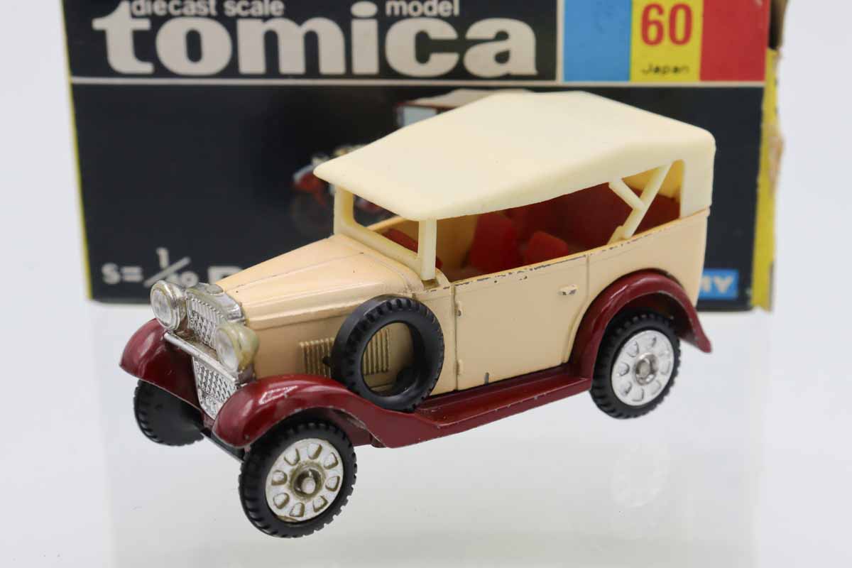 トミカ黒箱ダツトサントラックとレッカー車です、箱はありません トミカ黒箱ダツトサントラックとレッカー車です、箱はありません