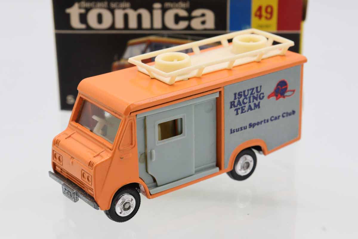 tomica いすずエルフハイルーフ　ミニカー Amazon.co.jp: 黒箱 トミカ 49 いすゞ エルフ ハイルーフ ISUZU