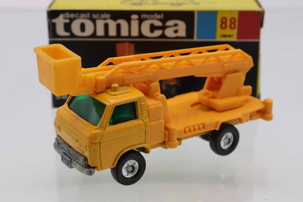 トミカミニカーよかったら使って下さい。 Which one should I start with?! The first big purchase of